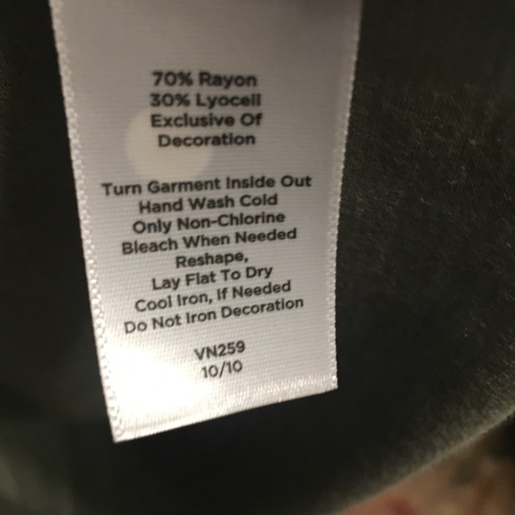 Low-cut Sculpted Trim top - Picture 3 of 3